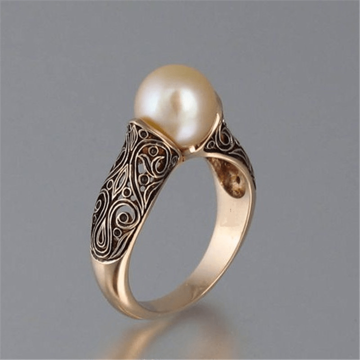 Vintage pearl ring in gold