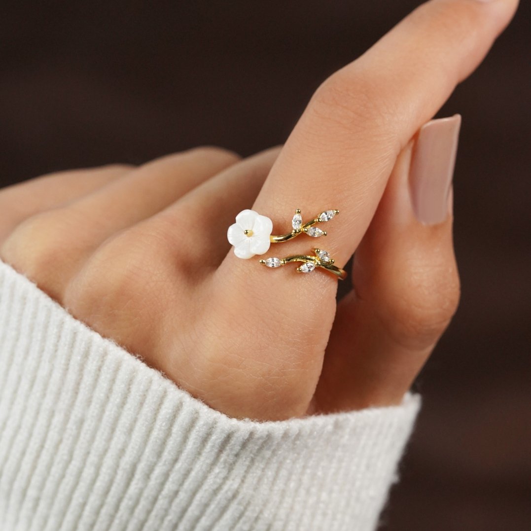 Rise - Elegant White Floral Ring